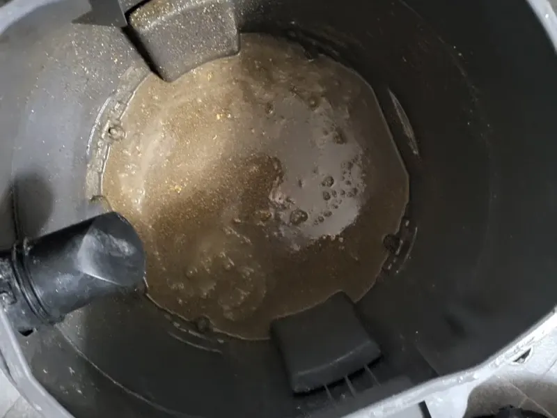 대전 유성구 석션 장비 통에 빨려 나온 오수와 찌꺼기
